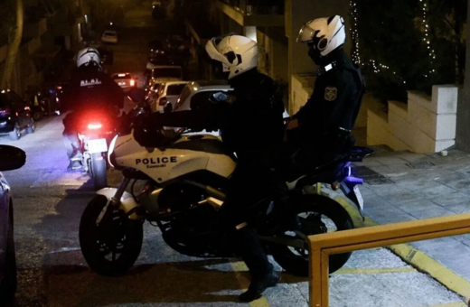 Καταδίωξη με πυροβολισμούς και τροχαίο στο Περιστέρι – Αναζητούνται τέσσερα άτομα