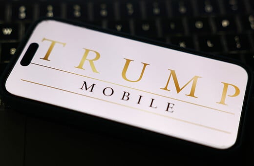Trump Mobile: Η οικογένεια του Ντόναλντ Τραμπ κυκλοφορεί smartphone και γίνεται πάροχος τηλεπικοινωνιών