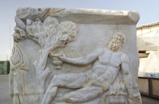 Ισραήλ: Ανακαλύφθηκε μαρμάρινη σαρκοφάγος με «διαγωνισμό κρασιού» ανάμεσα σε Διόνυσο και Ηρακλή