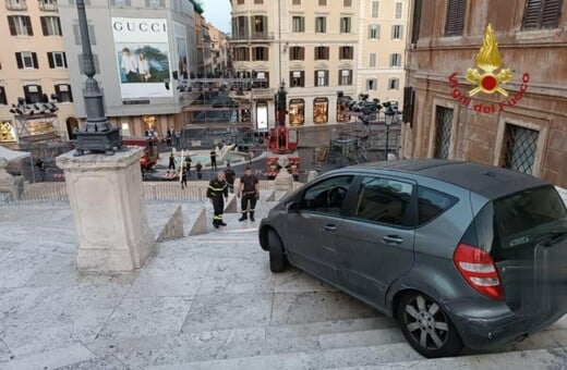 Ρώμη: 81χρονος οδηγός «κατέβηκε» με το αυτοκίνητό του τα σκαλιά της Πιάτσα ντι Σπάνια