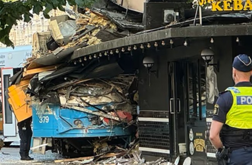 Σουηδία: Τραμ εκτροχιάσθηκε και κατέληξε μέσα σε μια πιτσαρία