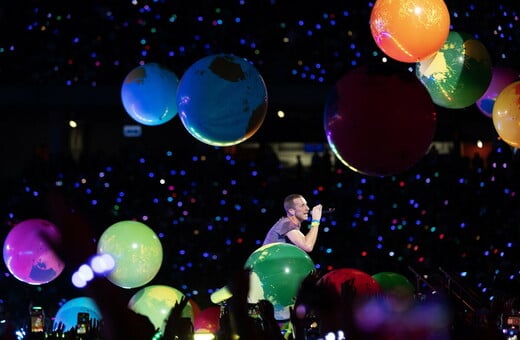 Coldplay: Επανακυκλοφορούν τη δισκογραφία τους σε βινύλια από ανακυκλωμένα πλαστικά μπουκάλια