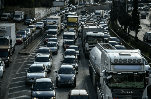 Ανατροπή φορτηγού στον Κηφισό: Ουρές χιλιομέτρων προς Πειραιά – Κλειστή η άνοδος 