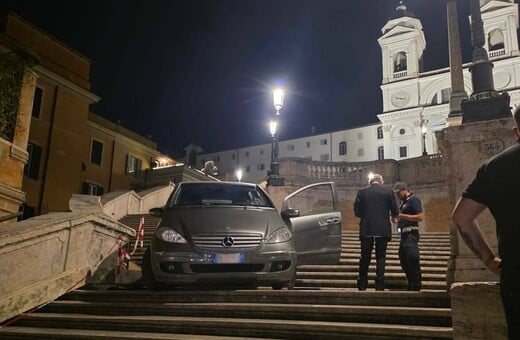 Ρώμη: Πώς ο 81χρονος προσπάθησε να κατέβει τα Ισπανικά Σκαλιά με το αυτοκίνητό του 