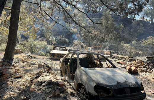 Φωτιά στη Χίο: Επιμένουν οι άνεμοι - Εκκενώσεις, ζημιές και μικροτραυματισμοί στην κατάσβεση