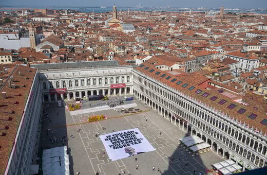 Βενετία: Πανό της Greenpeace κατά του Μπέζος 