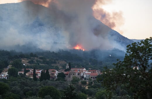 Φωτιά στη Χίο: Εκτός ελέγχου, απειλεί μαστιχοκαλλιέργειες