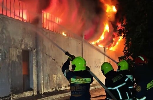 Κολωνός: Μεγάλες οι υλικές ζημιές από την φωτιά σε αποθήκη εταιρείας πίσω από τα ΚΤΕΛ
