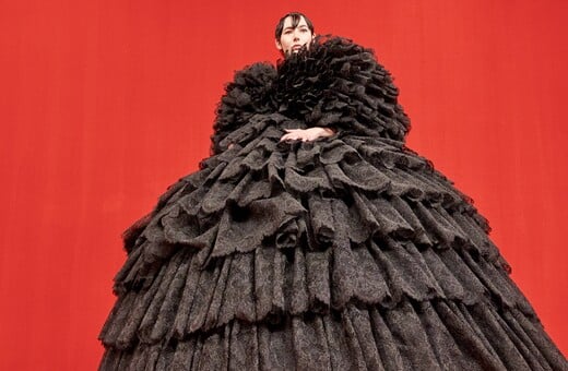 Demna Gvasalia: Μια έκθεση για τον σχεδιαστή που έφερε τα πάνω κάτω στον οίκο Balenciaga