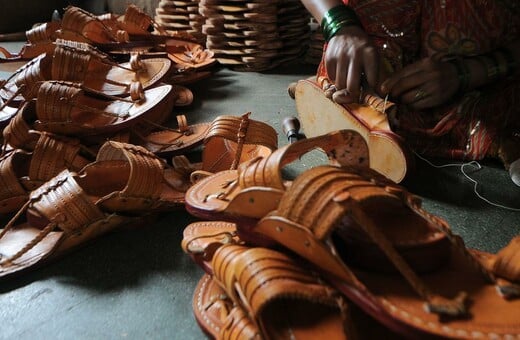 Sandal scandal: Το σκάνδαλο με τα ινδικά σανδάλια που υποχρέωσε την Prada σε υποχώρηση