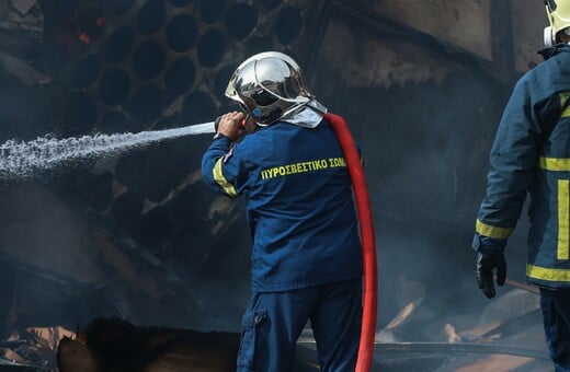 Φωτιά τώρα στον Πειραιά πίσω από το «Καραϊσκάκης»