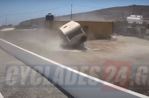 Σαντορίνη: Η στιγμή που θυελλώδεις άνεμοι σηκώνουν στον αέρα τροχόσπιτο