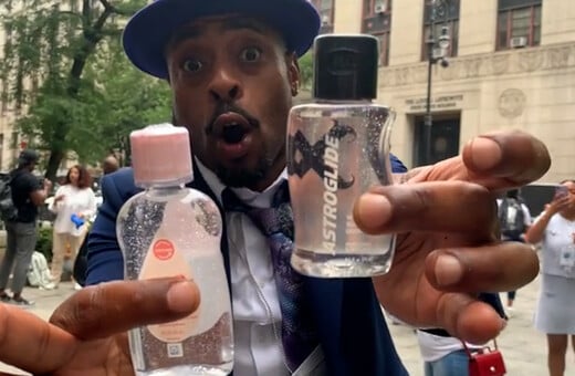 Υποστηρικτές του Diddy πανηγυρίζουν με baby oil έξω από το δικαστήριο