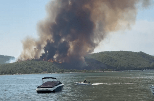 Φωτιά στη Χαλκιδική: Μαίνεται η πυρκαγιά σε δασική έκταση - «Είναι δύσκολη, είναι πυκνό το δάσος»
