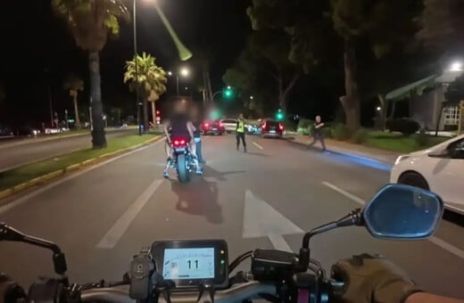Αυτοσχέδιοι αγώνες στη Βουλιαγμένη: Η στιγμή που οδηγός επιχείρησε να διαφύγει - Τρεις συλλήψεις 