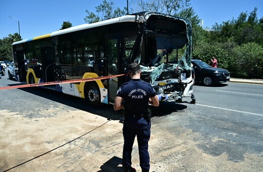 Τροχαίο με λεωφορεία στη Βούλα: Στο χειρουργείο 47χρονη πολυτραυματίας