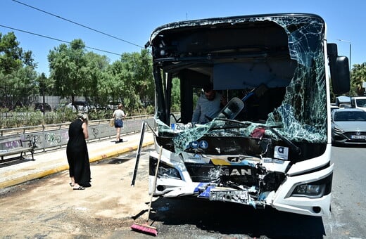 Τροχαίο με λεωφορεία στη Βούλα: Φρουρούμενη νοσηλεύεται η 55χρονη οδηγός - 14 επιβάτες παραμένουν στα νοσοκομεία