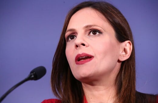 Έφη Αχτσιόγλου: Η πρώτη φωτογραφία με τον γιο της από το μαιευτήριο