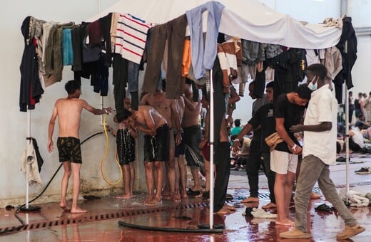 Πλεύρης στη Βουλή: «Φυλακή ή έξοδος από τη χώρα για τους λαθρομετανάστες»