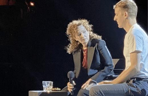 Η Nan Goldin συγκλονίζει στην Aρλ: «Αυτό που συμβαίνει στη Γάζα είναι η πρώτη γενοκτονία σε live μετάδοση»