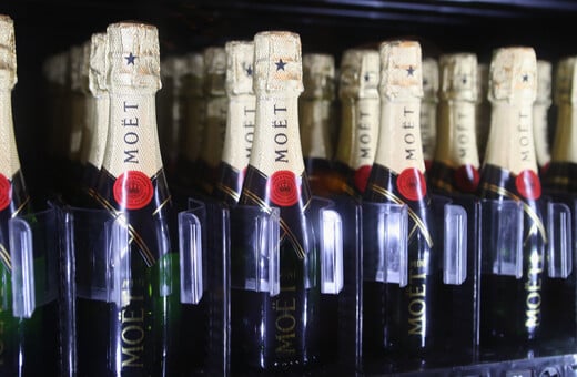 Η Moët στη δίνη εργασιακών σκανδάλων: Μοιάζει με «παλιομοδίτικη βασιλική αυλή μισογύνηδων»