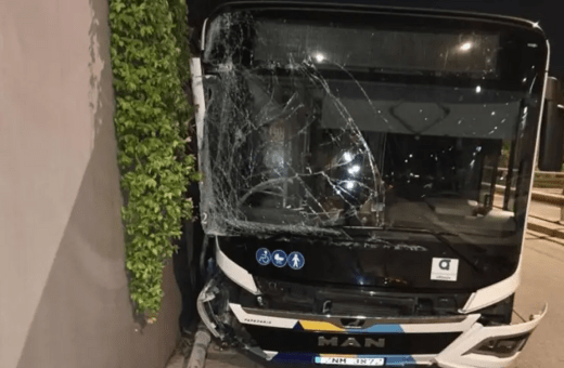 Τροχαίο στη Βουλιαγμένης: Λεωφορείο κινήθηκε χωρίς οδηγό για 150 μέτρα και ξήλωσε κολώνες φωτισμού