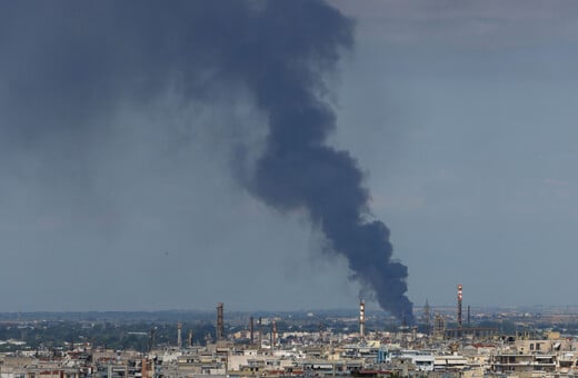 Φωτιά: Μαίνεται η πυρκαγιά σε εταιρεία ανακύκλωσης στη Σίνδο - Ενισχύθηκαν οι δυνάμεις της Πυροσβεστικής