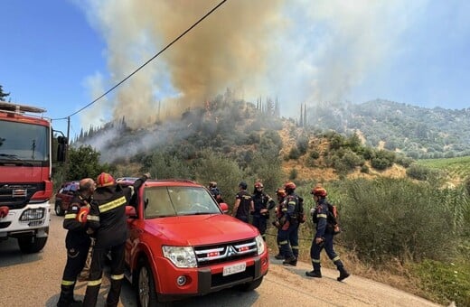 Μεγάλη φωτιά στο Αίγιο: Ισχυρές δυνάμεις της Πυροσβεστικής στις Νερατζιές - Σηκώθηκαν 5 εναέρια μέσα