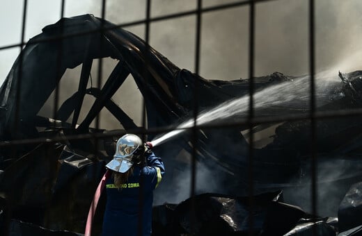 Ριτσώνα: Μαίνεται η μεγάλη φωτιά στο εργοστάσιο - Μαύροι καπνοί κατέκλυσαν την περιοχή