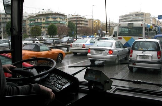Οδηγός λεωφορείου κυνήγησε με το όχημα και τραυμάτισε συνάδελφό του