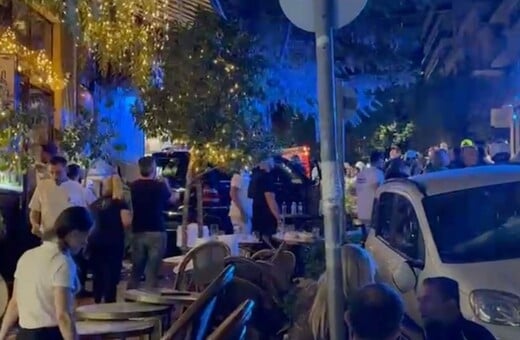 Αυτοκίνητο έπεσε σε κατάστημα εστίασης στο Κολωνάκι