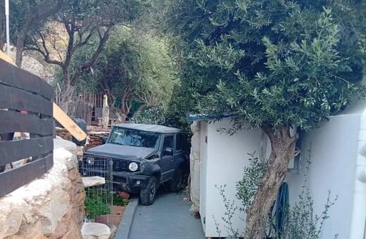 Τήνος: Τζιπ παρασύρθηκε από τον αέρα και έπεσε μέσα σε σπίτι