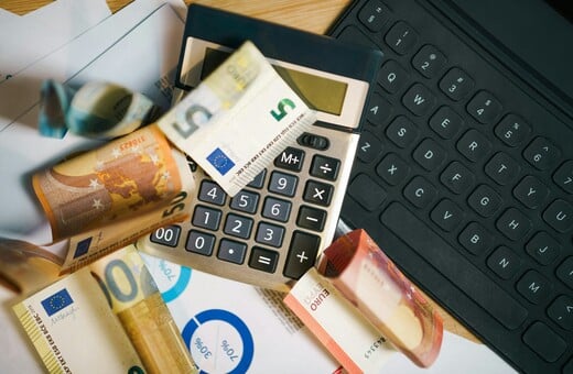 Επίδομα άδειας 2025: Πότε καταβάλλεται, πώς το υπολογίζεται και ποιοι θα το λάβουν αυξημένο φέτος;