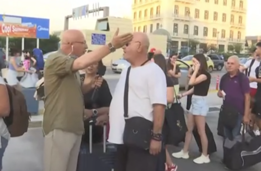 Ρεπόρτερ «σώζει» επιβάτες από λάθος πλοίο: «Αυτό πάει Πάρο, γιατί περιμένετε εδώ;»