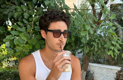Ο Fin θέλει να δοκιμάσει όλους τους freddo cappuccino που κυκλοφορούν εκεί έξω