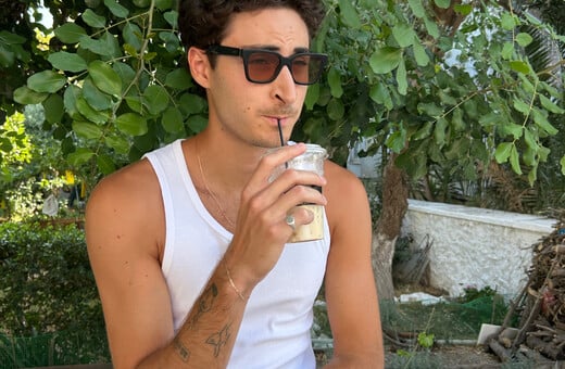 Ο Fin θέλει να δοκιμάσει όλους τους freddo cappuccino που κυκλοφορούν εκεί έξω