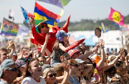 Glastonbury 2025: Πώς έζησα για πρώτη φορά το πιο θρυλικό μουσικό φεστιβάλ στον πλανήτη