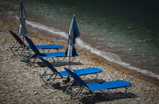 «Χρυσές» ξαπλώστρες και σαλάτες: Οι ακραίες τιμές στις παραλίες της Αττικής και η σύγκριση με το Μονακό