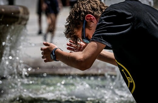Η εξέλιξη του καύσωνα μέχρι την Τετάρτη: Οδηγίες προστασίας από τη ζέστη των 43°C