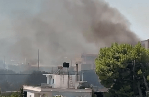 Φωτιά στη Βιγλιά Ιεράπετρας - Καίει κοντά σε σπίτια και θερμοκήπια