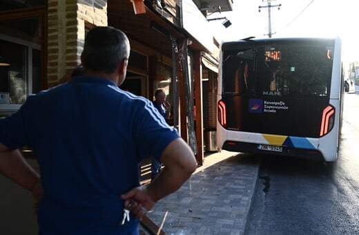 Μενίδι: Λεωφορείο συγκρούστηκε με σταθμευμένο όχημα και κολώνα φωτισμού