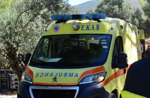 Τροχαίο στη Νίκαια: Αυτοκίνητο έπεσε σε πρόσοψη σούπερ μάρκετ - Τρεις τραυματίες