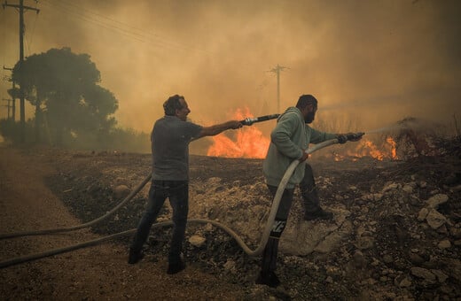 Φωτιά στην Εύβοια: Εκτός ελέγχου τα μέτωπα - Εκκενώνονται οικισμοί, καίγονται γραμμές της ΔΕΗ