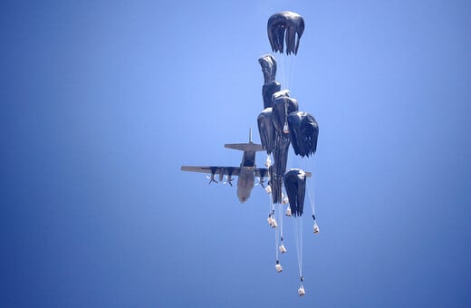 Γάζα: Αεροσκάφη C-130 από Ιορδανία και ΗΑΕ έριξαν 25 τόνους βοήθειας