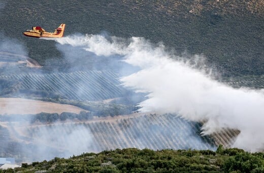 Θεσσαλονίκη: Μαίνεται η φωτιά στην Άσσηρο