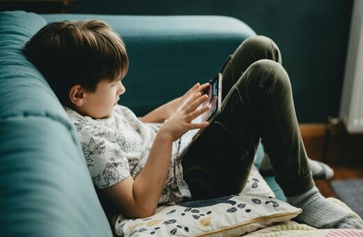 Μετά τη Βρετανία και στην Ευρώπη η επαλήθευση ηλικίας για την προστασία των παιδιών στο διαδίκτυο