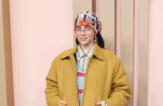Η Billie Eilish μετατρέπει μεγάλες επιτυχίες της σε νανουρίσματα