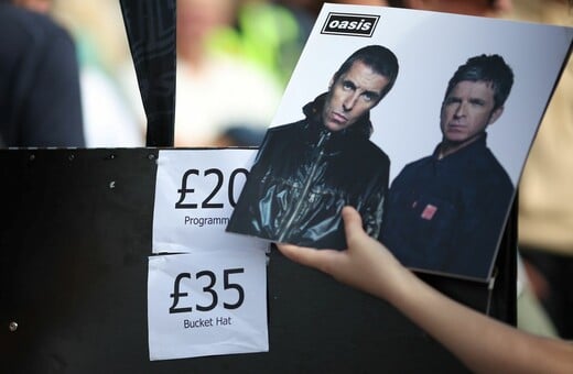 Oasis: «Υπήρχαν μπίρες παντού, γλίστρησε προφανώς» λέει ο πατέρας του άνδρα που έχασε τη ζωή του στη συναυλία 