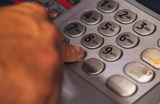 ΑΤΜ: Όσα αλλάζουν στις αναλήψεις και τις προμήθειες από 11 Αυγούστου
