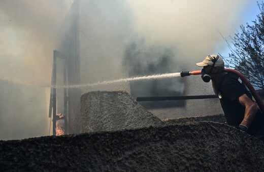 Εκκενώθηκαν δύο περιοχές - 190 πυροσβέστες και 18 εναέρια στη μάχη με τις φλόγες